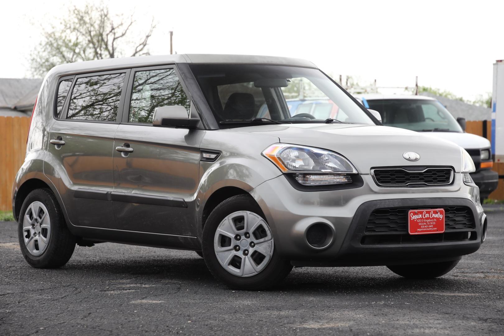 2013 GRAY KIA SOUL Base (KNDJT2A53D7) with an 1.6L L4 DOHC 16V engine, 5-SPEED MANUAL transmission, located at 420 E. Kingsbury St., Seguin, TX, 78155, (830) 401-0495, 29.581060, -97.961647 - Photo#0